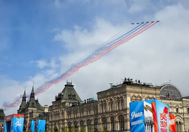 Над Красной Площадью пролетела шестерка самолетов-штурмовиков Су-25БМ, окрасив небо в цвета государственного флага РФ