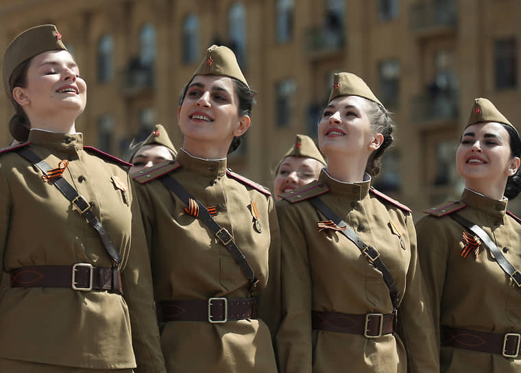 Участницы военного парада в Волгограде