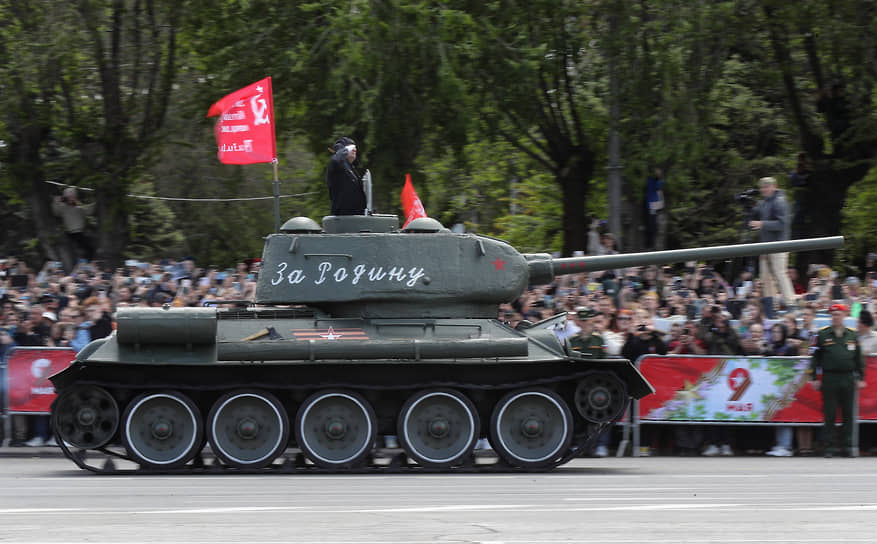 Танк Т-34 с надписью «За Родину» едет по площади Павших борцов в Волгограде