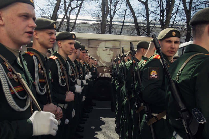 Военный парад на Дворцовой площади в Санкт-Петербурге