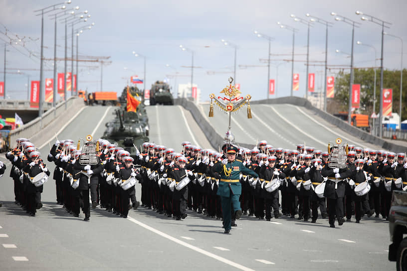 В параде в Казани приняли участие более 2,7 тыс. человек, в их числе военнослужащие, курсанты и студенты военных кафедр, кадеты, юнармейцы и суворовцы