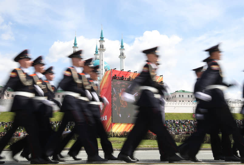 Военный парад на площади Тысячелетия в Казани