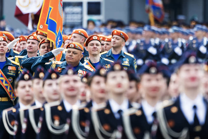 Парадные расчеты военнослужащих на площади Победы в Калининграде