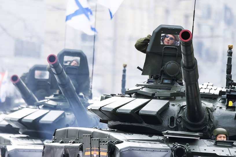 Колонна танков на военном параде в Калининграде 