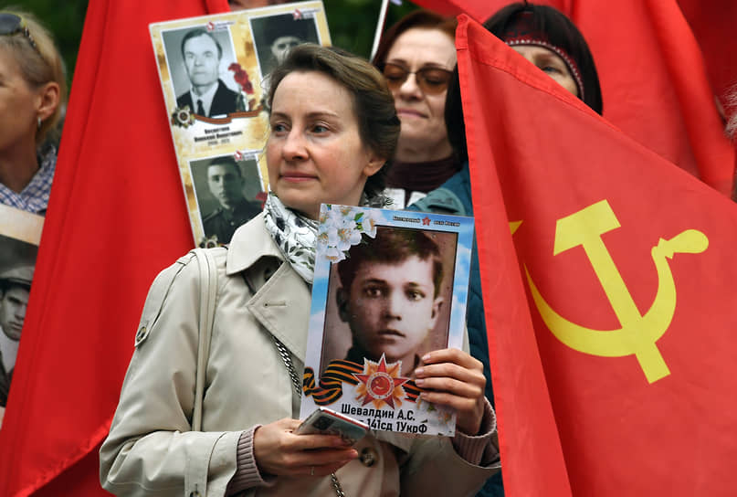 Жители Севастополя держат портреты родственников, участвовавших в Великой Отечественной войне