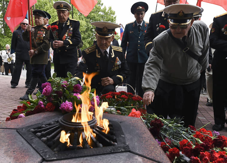 Возложение цветов к Вечному огню в Севастополе 
