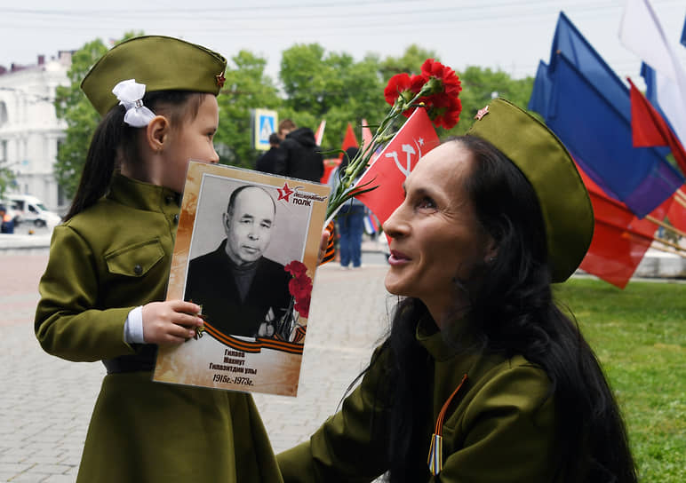 Участники акции «Бессмертный полк» в Севастополе