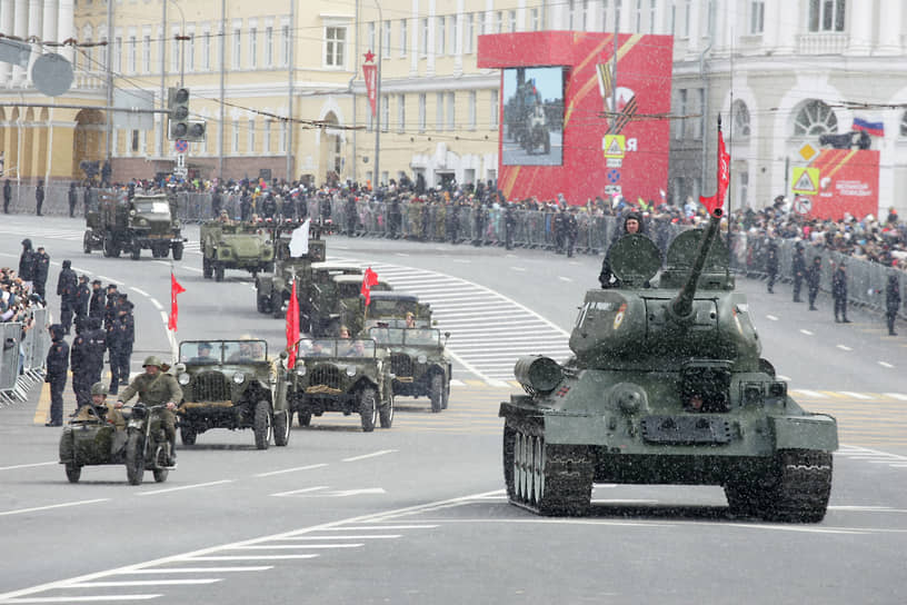 Танк Т-34 и колонна ретротехники участвуют в параде техники в Нижнем Новгороде 