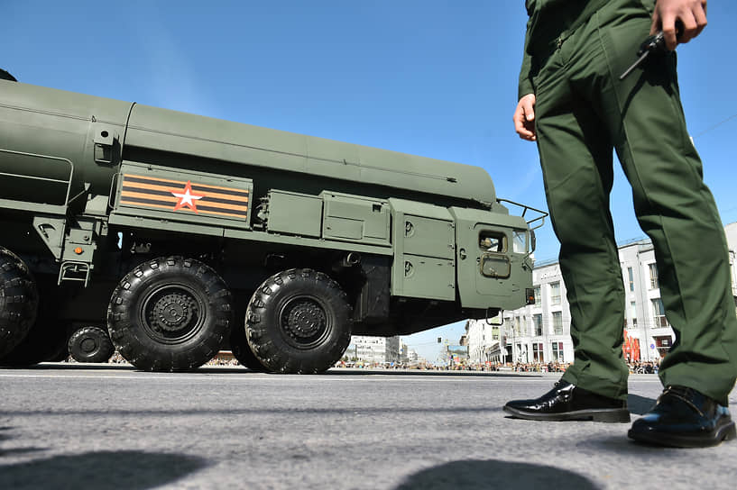 Военная техника на площади Ленина в Новосибирске