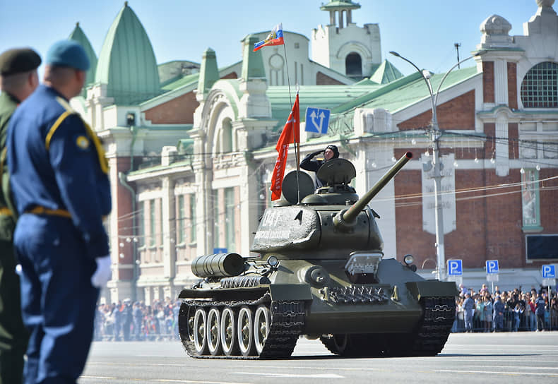 Танк Т-34 едет по площади Ленина в Новосибирске