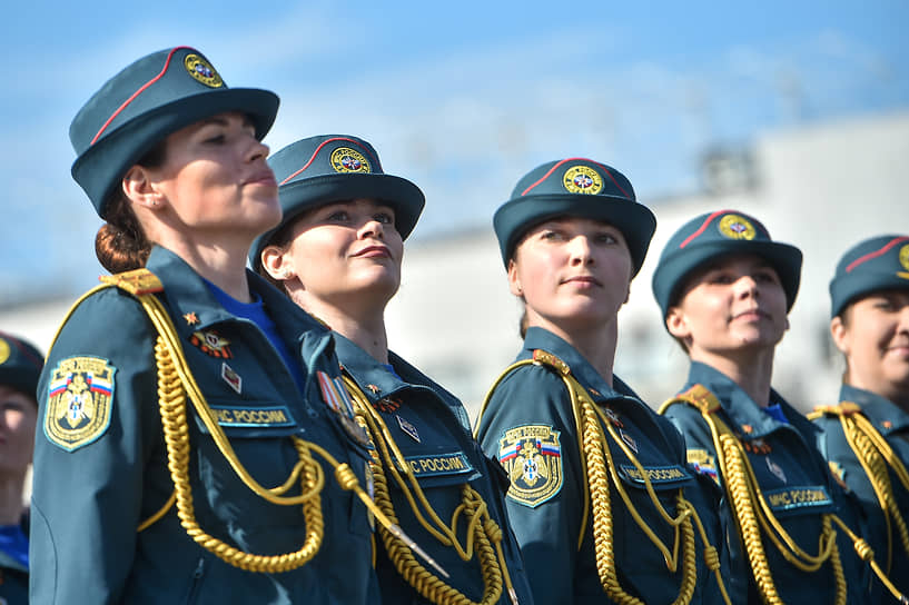 Представительницы МЧС России на военном параде в Новосибирске