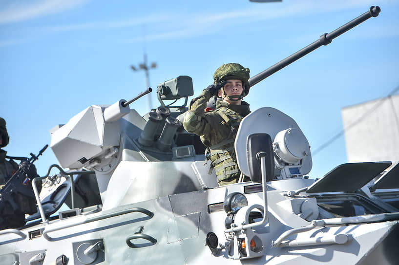 Танкист принимает участие в новосибирском параде Победы