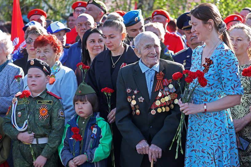 Жители Барнаула наблюдают за парадом