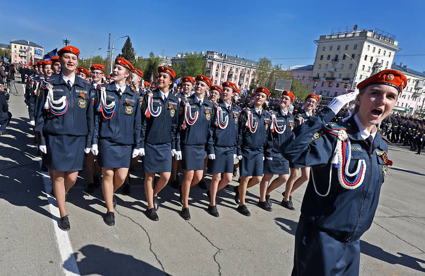 Кадеты МЧС МБОУ «Лицей №52» участвуют в торжественном шествии в Барнауле
