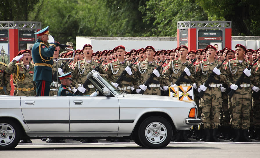Заместитель командующего войсками Южного военного округа генерал-лейтенант Владимир Кочетков принимает военный парад в Ростове-на-Дону