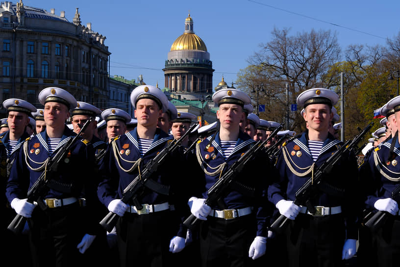Представители Военно-морского политехнического института на параде в Санкт-Петербурге