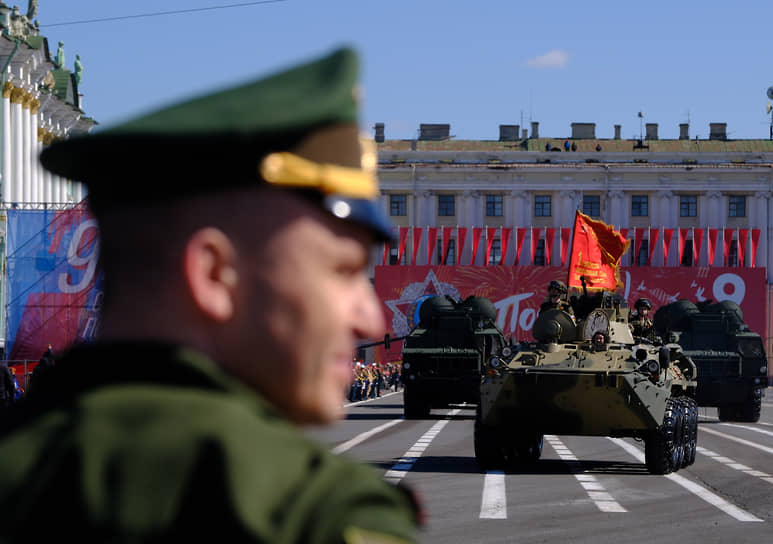 Проезд военной техники по Дворцовой площади 