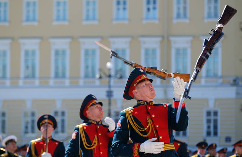 Показательное выступление роты почетного караула в Санкт-Петербурге