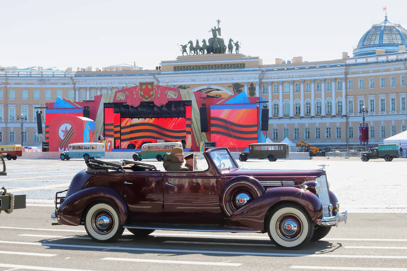 Проезд ретроавтомобилей в Санкт-Петербурге 