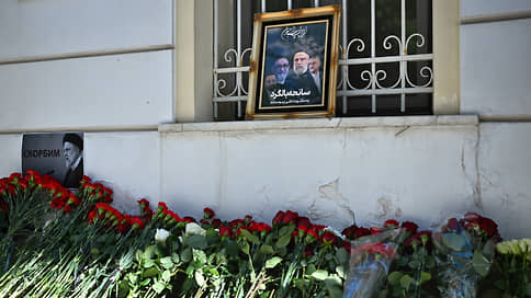 Цветы у иранского посольства в Москве // Фоторепортаж