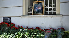 Цветы у иранского посольства в Москве