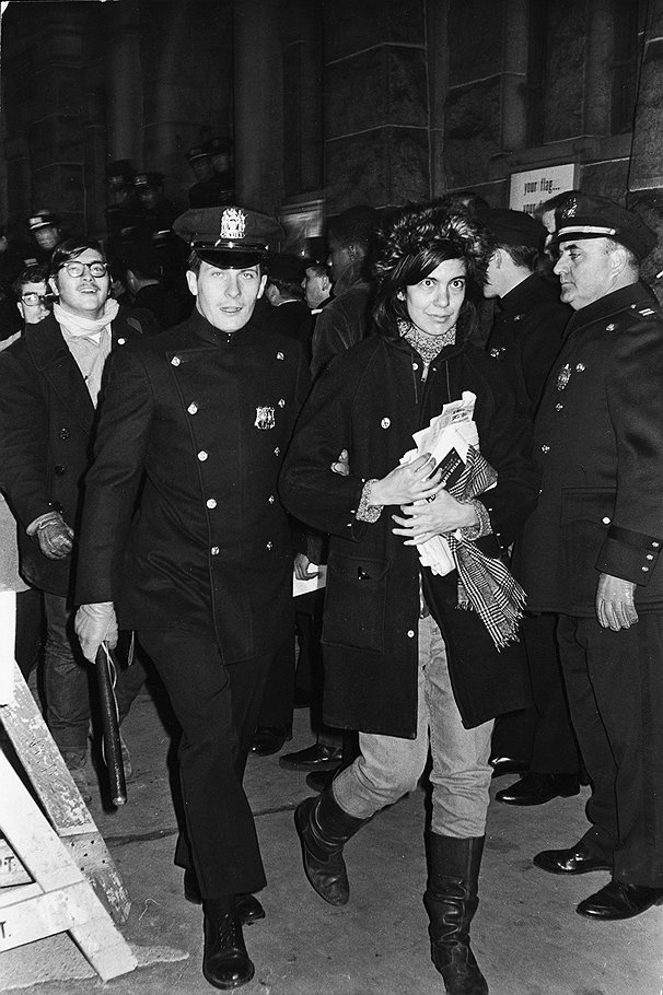 Арест за участие в антивоенном митинге у призывного центра на Уайтхолл-стрит, Нью-Йорк, 1967 год