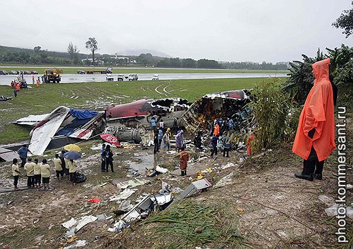 16.09.2007 При посадке на острове Пхукет в Тайланде разбился самолет MD-82 