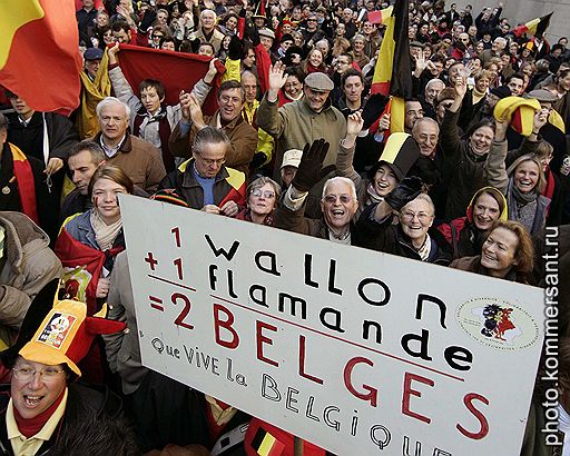 Бельгия раздвоилась и расстроилась. В этом году благополучная Бельгия оказалась в глубоком кризисе. Победившая на выборах в июне фламандская Христианская демократическая партия почти полгода не могла сформировать правительство. Возникла реальная угроза раскола страны на два государства -- валлонское и фламандское 