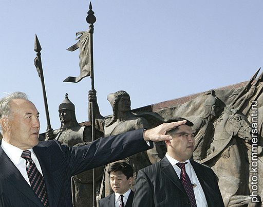 Нурсултан Назарбаев развязал себе сроки. Президент Казахстана Нурсултан Назарбаев (слева) показал всем своим коллегам по СНГ, как можно править страной. С его легкой руки в конституции появилась поправка, позволяющая ему переизбираться неограниченное число раз. А в августе в стране был избран парламент, в котором заседает лишь одна пропрезидентская партия 