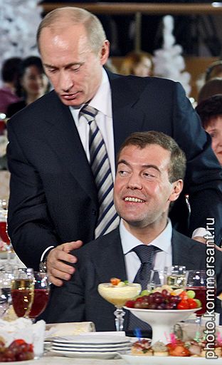 Владимиру Путину дали поддержать. 10 декабря Владимир Путин объявил, что поддержит выдвижение Дмитрия Медведева кандидатом в президенты на выборах 2 марта 2008 года. А тот пообещал в случае победы предложить господину Путину пост премьер-министра