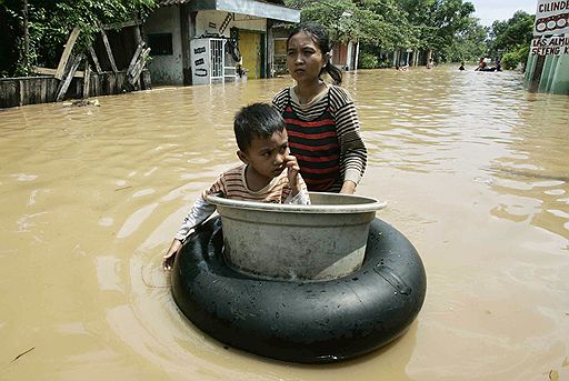 01.02.08 В Индонезии жертвами наводнений и оползней, вызванных проливными дождями, стали по меньшей мере 12 человек
