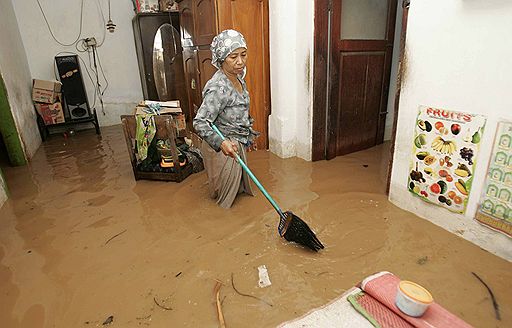 01.02.08 В Индонезии жертвами наводнений и оползней, вызванных проливными дождями, стали по меньшей мере 12 человек