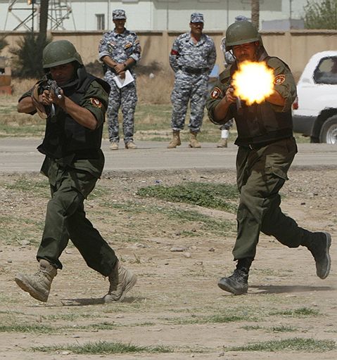 20.03.2008 Иракские полицейские демонстрируют навыки по окончании национальной полицейской школы в Багдаде