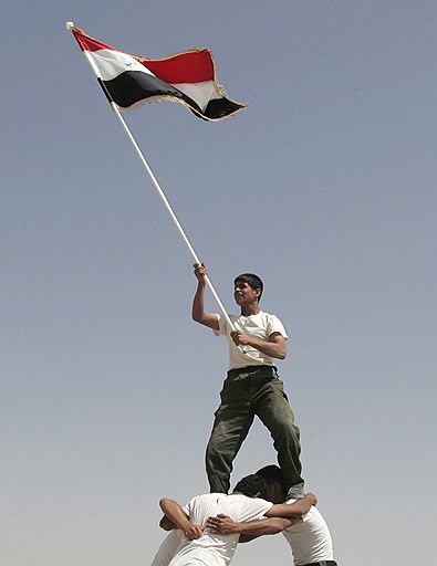 20.03.2008 Иракские полицейские демонстрируют навыки по окончании национальной полицейской школы в Багдаде