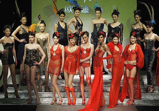 27.03.2008 На неделе высокой моды в Пекине 2008  представлены дизайнерские работы китайцев, французов, итальянцев, датчан