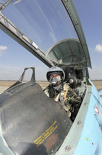 28.03.08 Президент Украины Виктор Ющенко совершил полет на истребителе Су-27. Полет проходил на высоте 1000-1600 метров на скорости до 600 километров в час и продолжался около 35 минут