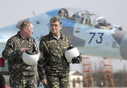 28.03.08 Президент Украины Виктор Ющенко совершил полет на истребителе Су-27. Полет проходил на высоте 1000-1600 метров на скорости до 600 километров в час и продолжался около 35 минут