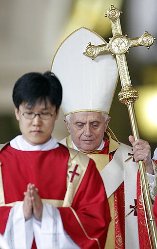 2.04.2008 Папа Бенедикт XVI отсужил мессу по поводу третьей годовщины смерти Иоанна Павла II