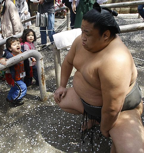 04.04.2008 В Токио прошел ежегодный турнир по сумо, участие в котором приняли более 200 борцов