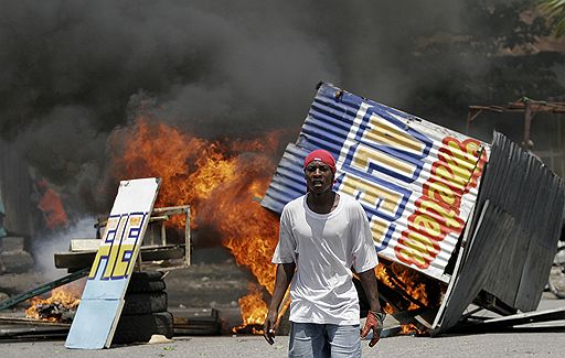 08.04.2008 Повышение цен на продукты питания на Гаити спровоцировало волну акций протеста и различных демонстраций. Бастующие, вооруженные железными баками, попытались сломать ворота и прорваться в президентский дворец в столице Гаити Порт-о-Пренс