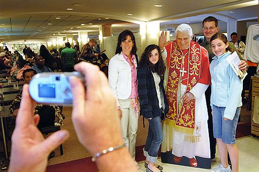 15.04.2008 Папа римский Бенедикт XVI 15 апреля вылетел из римского аэропорта Фьюмичино, направляясь с шестидневным визитом в США. В качестве понтифика он едет в США в первый раз. В программе Папы встреча с президентом США Джорджем Бушем, а также посещение штаб-квартиры ООН в Нью-Йорке