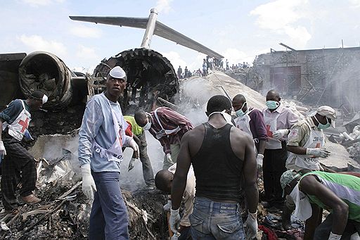 17.04.2008 Продолжается разбор обломков самолета потерпевшего крушение 15 апреля на востоке демократической республики Конго в районе города Гома. Из 85 человек, находившихся на борту, остались в живых все шесть членов экипажа, а также 53 пассажира