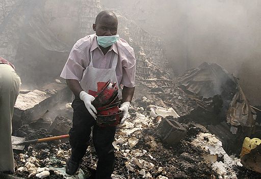 17.04.2008 Продолжается разбор обломков самолета потерпевшего крушение 15 апреля на востоке демократической республики Конго в районе города Гома. Из 85 человек, находившихся на борту, остались в живых все шесть членов экипажа, а также 53 пассажира