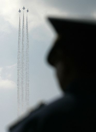 24.04.08 Группа высшего пилотажа &#39;Black Knights&#39; продемонстрировала свое мастерство во время авиашоу, проходящем на военном аэродроме Бангкока в Таиланде