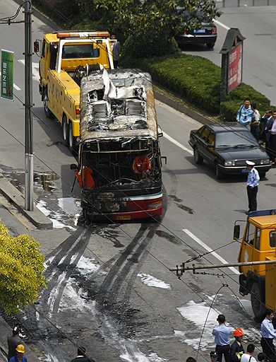 05.05.2008 В центре Шанхая в 9:00 загорелся рейсовый автобус. В результате 3 человека погибли и 20 ранены (по другим сообщениям пострадали 12 человек). Со ссылкой на службу дорожного контроля агентство Синьхуа отмечает, что автобус &quot;внезапно охватило пламя&quot;
