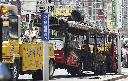 05.05.2008 В центре Шанхая в 9:00 загорелся рейсовый автобус. В результате 3 человека погибли и 20 ранены (по другим сообщениям пострадали 12 человек). Со ссылкой на службу дорожного контроля агентство Синьхуа отмечает, что автобус &quot;внезапно охватило пламя&quot;