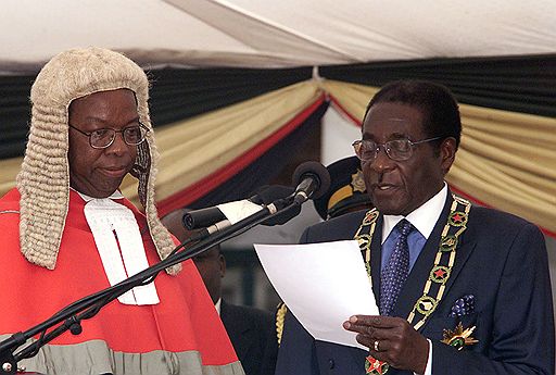 Инаугурация президента Зимбабве Роберта Мугабе (справа). Хараре, 17 марта 2002 года
