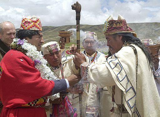 Инаугурация президента Боливии Эво Моралеса (слева). Ла-Пас, 21 января 2006 года