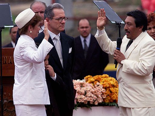 Инаугурация президента Панамы Мирейи Москосо (слева). Панама, 1 сентября 1999 года