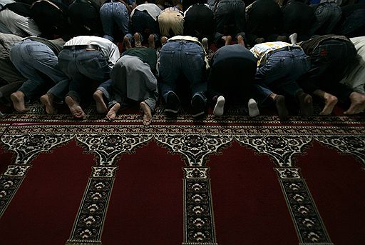 Во всем мире мусульмане придерживаются строго поста во время священного месяца Рамадан